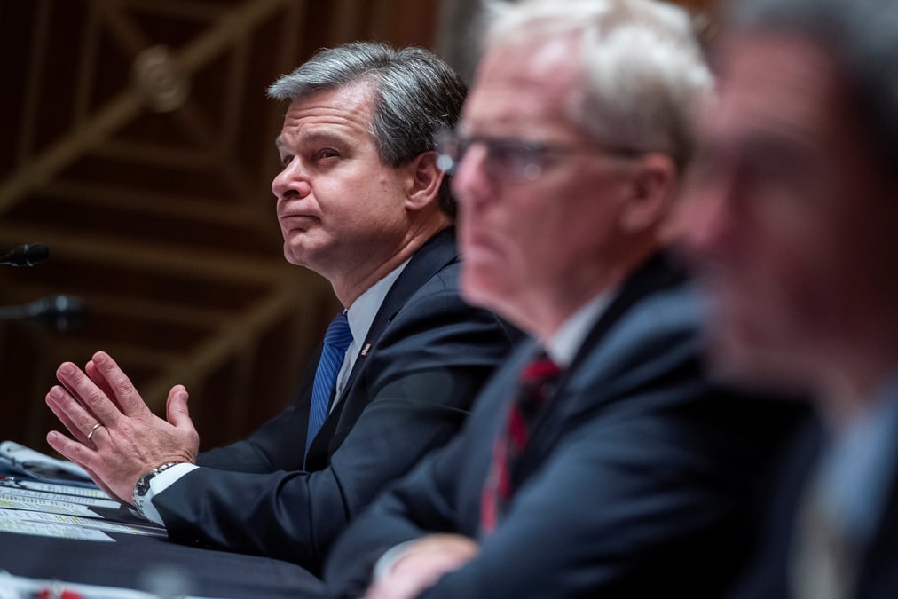 Le chef du fbi accuse les assaillants du capitole de terrorisme interieur