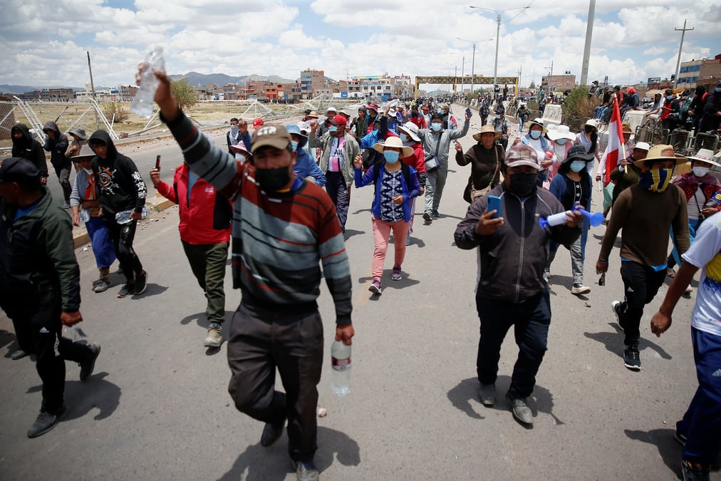 Photo des manifestants qui affrontent les forces de securite au perou