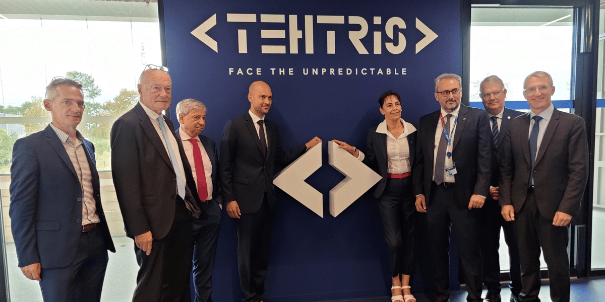 Le ministre délégué au Numérique, Jean-Noël Barrot, et la CEO de Tehtris, Elena Poincet, au centre, entourés de Mathieu Hazouard et Alain Rousset (Région Nouvelle-Aquitaine), du préfet de région Etienne Guyot, de Laurent Oudot, cofondateur de Tehtris, du député Frédéric Zgainski et du maire de Pessac Franck Raynal.