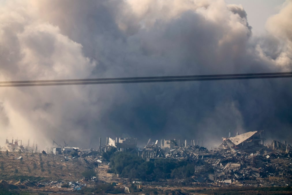 De la fumee s'eleve au dessus gaza suite a une explosion