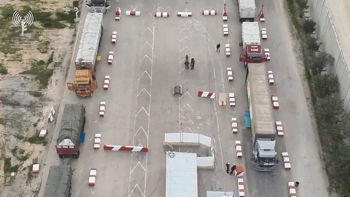 Les camions d'aide humanitaire font la queue pour etre inspectes au point de passage de kerem shalom