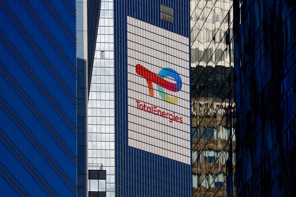 Le logo de totalenergies a la defense, a paris