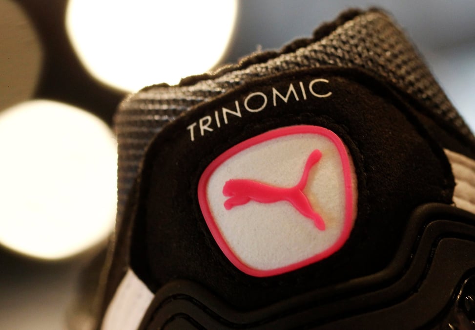 Le logo de puma sur une chaussure a herzogenaurach, en allemagne