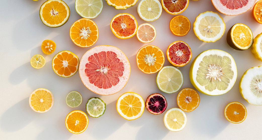 Citron, kumquat ou pomelo, les agrumes mettent un peu de soleil dans nos assiettes, à défaut d'en avoir dans le ciel hivernal.