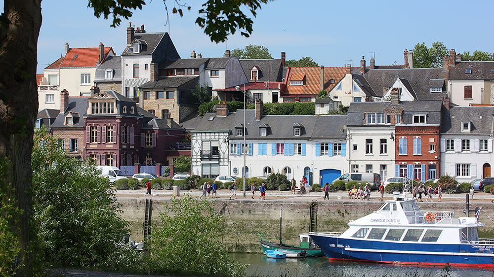 Sur la Côte d'Opale, la petite cité médiévale a un charme pittoresque avec son port, ses remparts et ses maisons colorées.