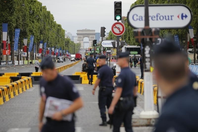 Un homme force un barrage policier avant le tour de france