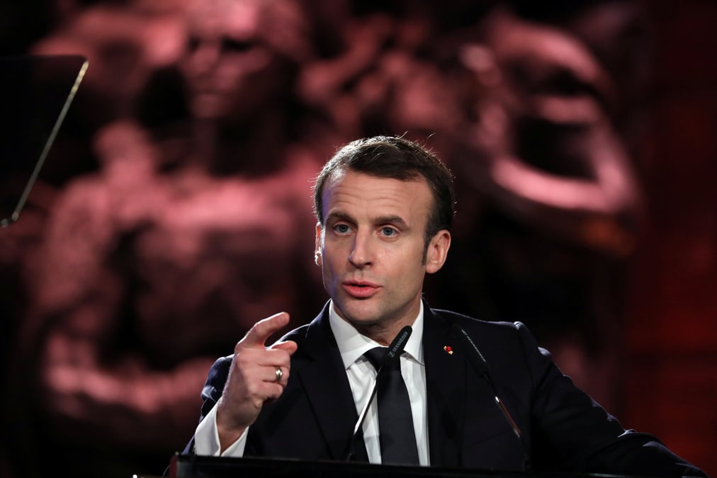 Macron fustige les discours "seditieux", melenchon lui repond