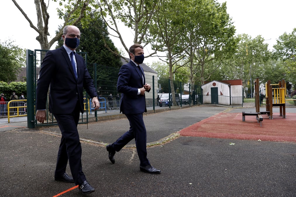 Macron tente de rassurer sur la reouverture des ecoles
