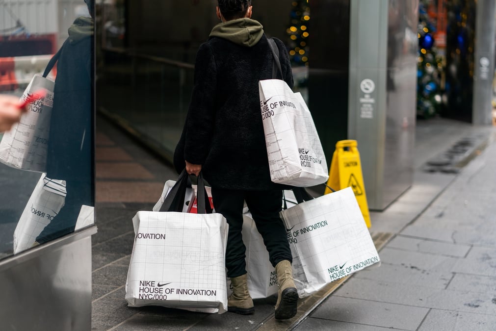 Une cliente sur la 5e avenue pendant les soldes du black friday a new york
