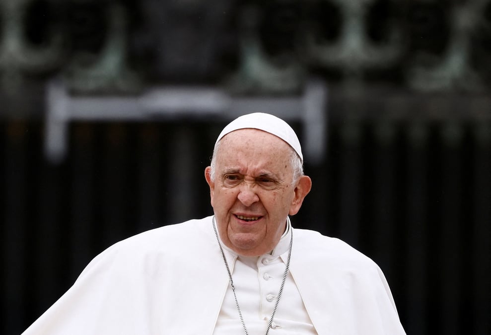 Le pape francois sur la place saint-pierre au vatican
