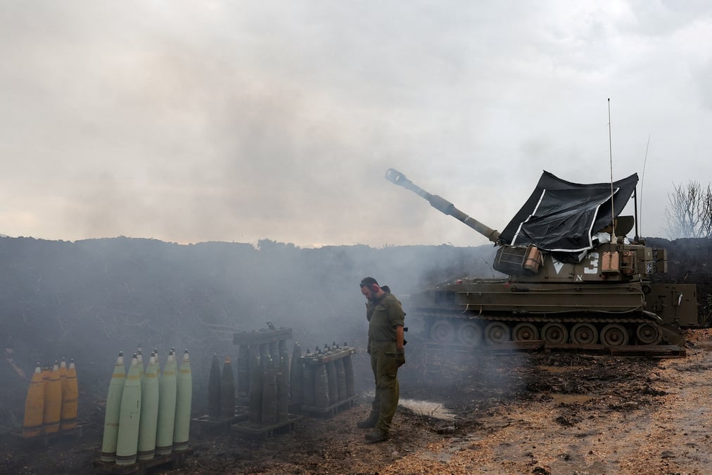 Un soldat israelien se tient pres d’une unite d’artillerie mobile, pres de la frontiere avec le liban