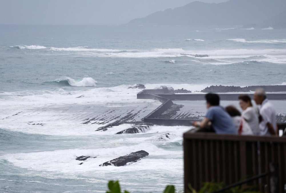 Vagues le long du rivage alors que le typhon shanshan s'approche du sud-ouest du japon a miyazaki