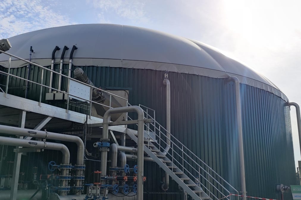 Pour atteindre l'objectif de 30% de gaz vert en 2030, GRDF en Bretagne mise sur la méthanisation et le doublement des sites. L'unité d’Aubigné – Aubiogaz fait partie des 90 méthanisateurs par injection installés dans la région.