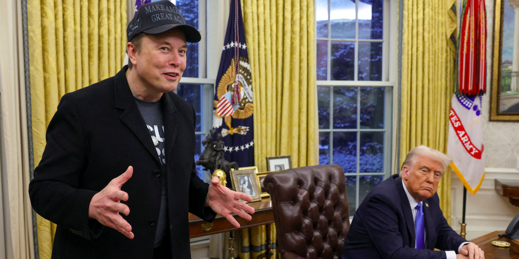 Elon Musk et le président Trump lors d'une conférence de presse donnée pour présenter l'action de la Commission de l'efficacité gouvernementale depuis le bureau ovale à la Maison-Blanche, le 11 février 2025.