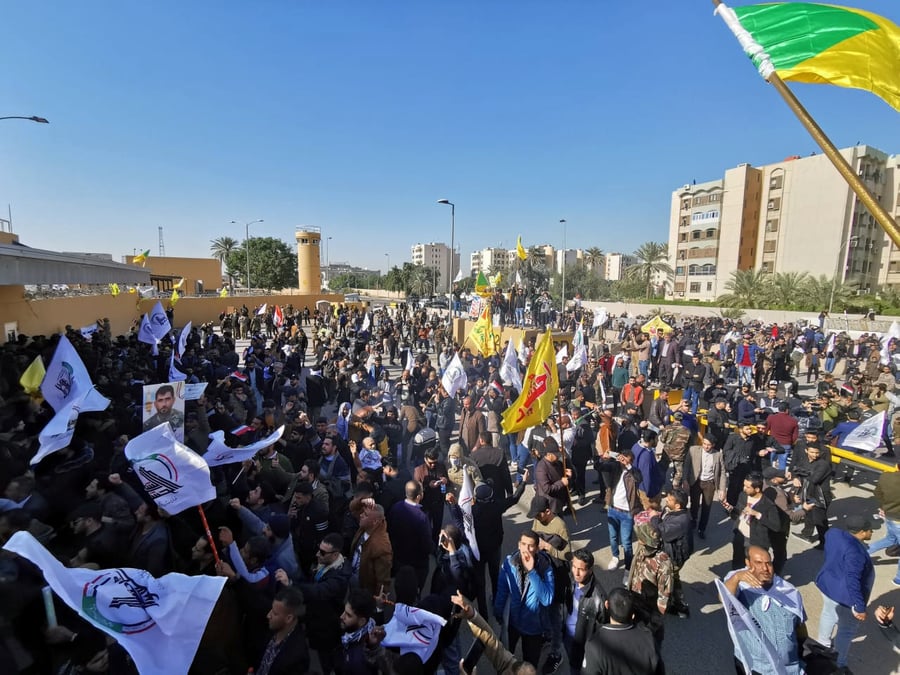 Manifestation de colere devant l'ambassade americaine en irak