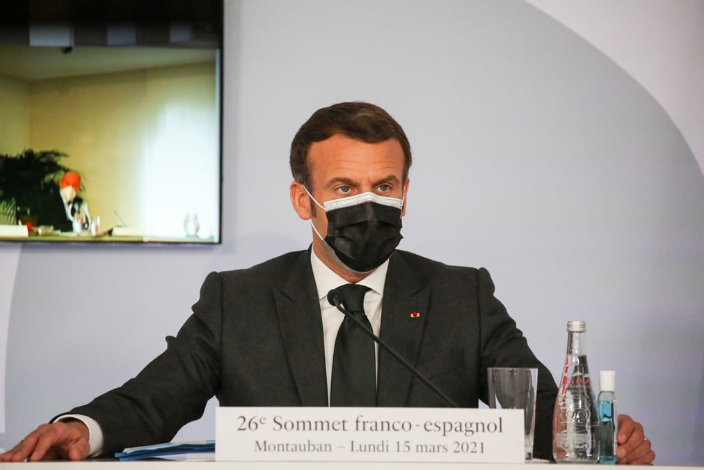Coronavirus: la france suspend l'utilisation du vaccin astrazeneca, annonce macron