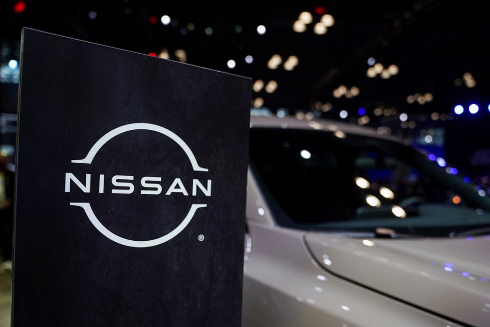 Un logo nissan lors du salon international de l'automobile de new york