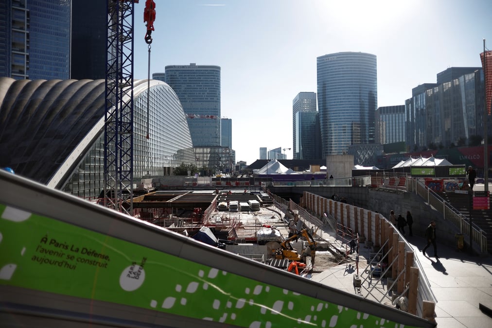 Gratte-ciel de bureaux dans le quartier d'affaires de la defense a paris