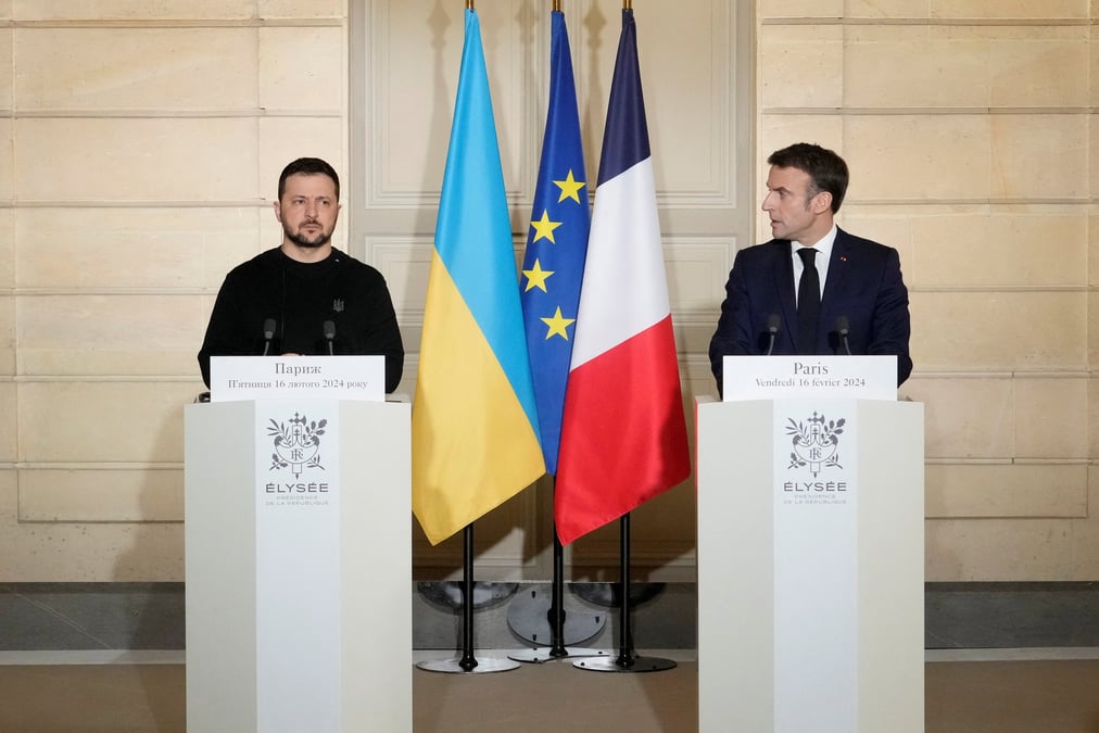 Le president francais macron rencontre le president ukrainien zelenskiy a paris