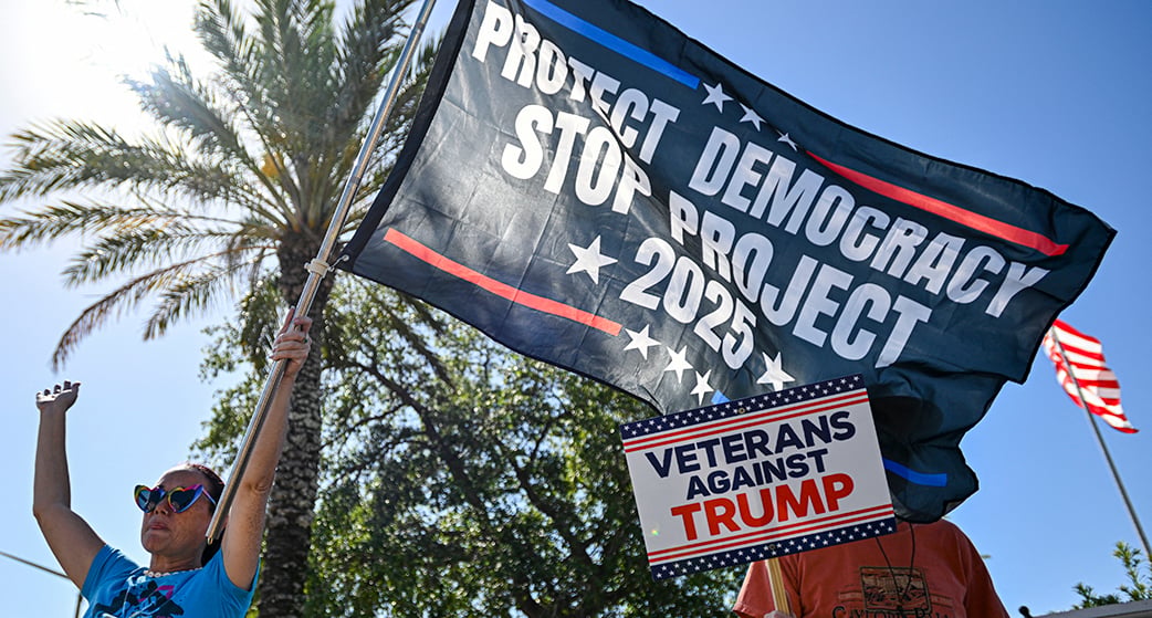 Des manifestants se rassemblent contre Trump et unissent leurs forces lors d'une manifestation organisée par le Mouvement 50501, le 19 avril 2025, à Cocoa, en Floride.