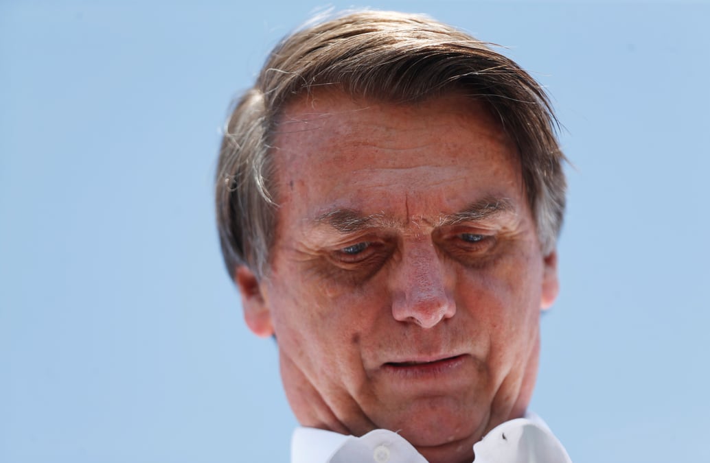 Bresil: jair bolsonaro, le candidat poignarde, devra etre reopere