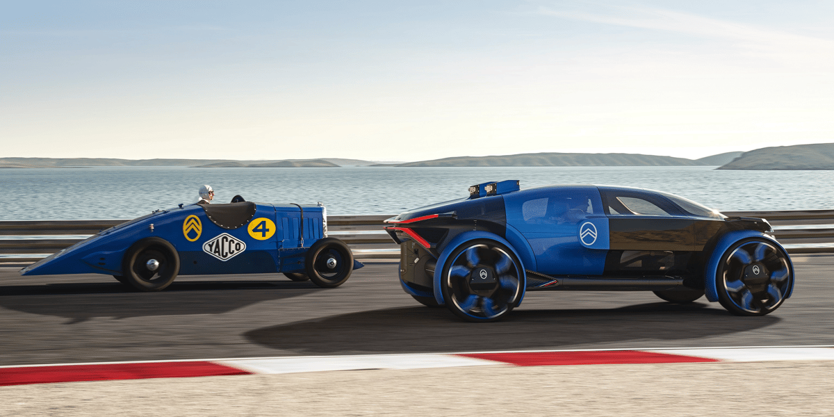 A droite, le 19_19 Concept, lancé par Citroën pour célébrer les 100 ans de la marque (1919-2019), suivie à gauche par la "Petite Rosalie des Records", un modèle de 1933.