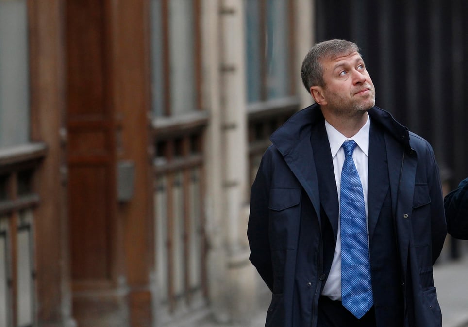 Londres ajoute roman abramovitch a la liste des russes vises par ses sanctions