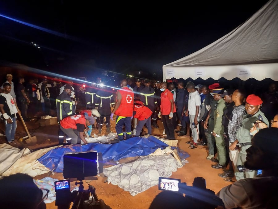 Des secouristes se preparent a transporter un corps apres un glissement de terrain qui a fait quatorze morts a yaounde, au cameroun
