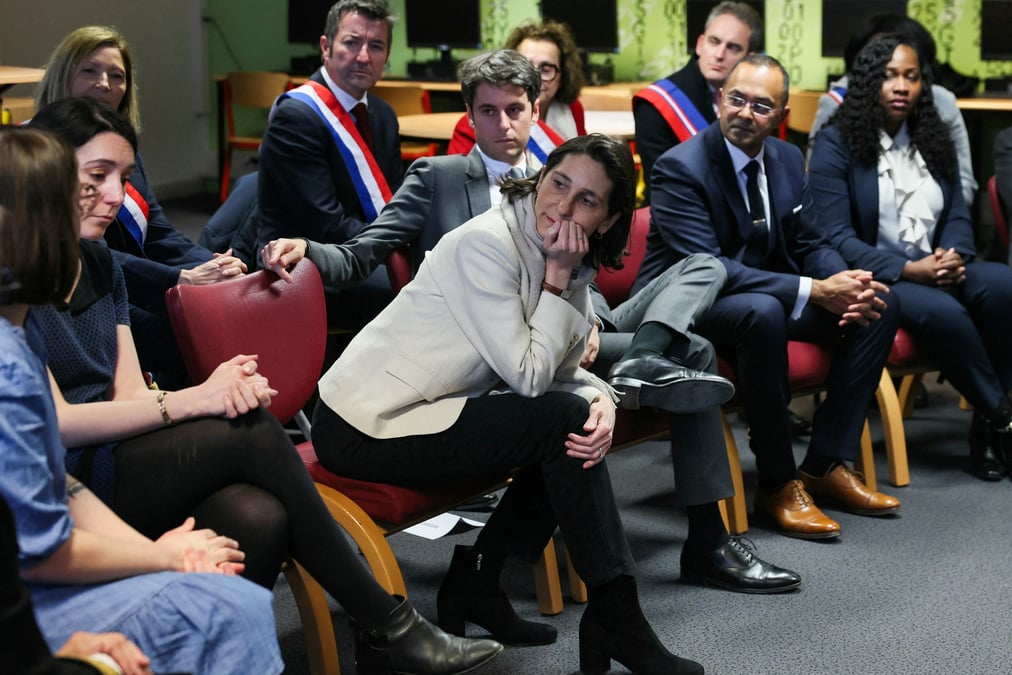 Amelie oudea-castera et gabriel attal, lors d'une visite au college saint-exupery, a andresy, au nord-ouest de paris
