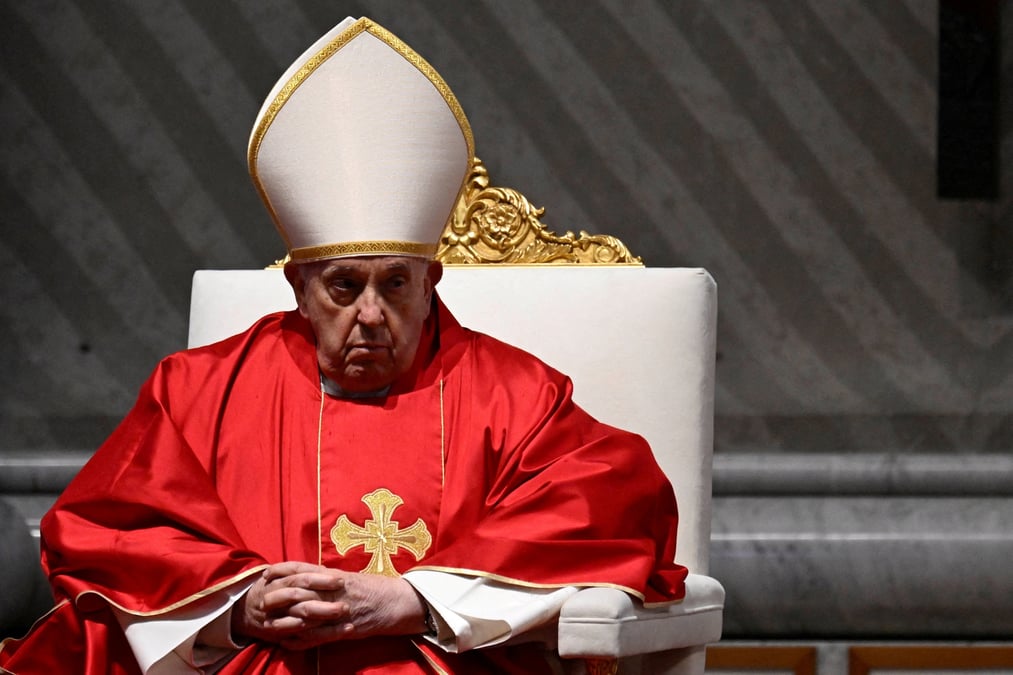 Le pape francois dirige l'office de la passion du seigneur dans la basilique saint-pierre, au vatican