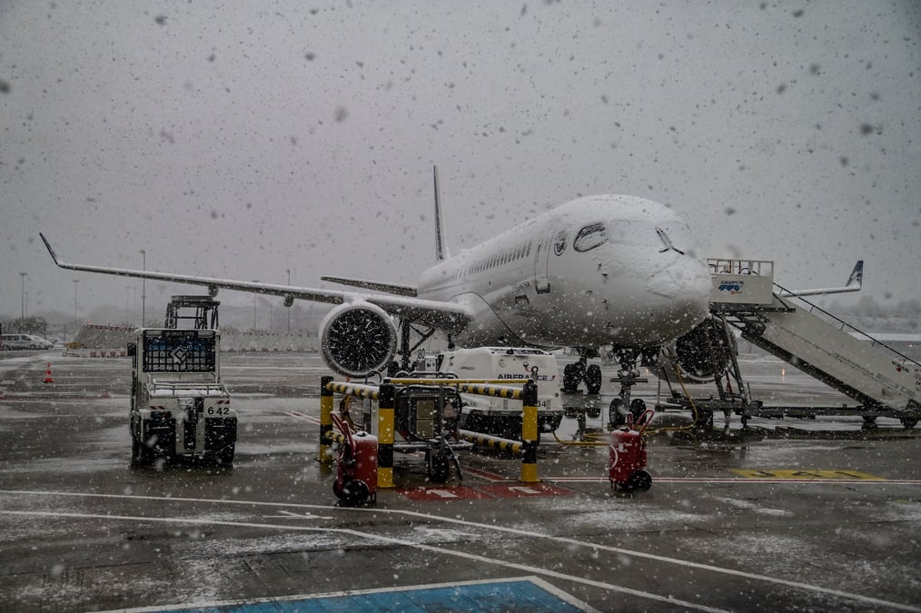 Air France indique pour sa part que ses opérations sont « actuellement perturbées à Paris-Charles-de-Gaulle et Paris-Orly, entraînant des retards de vols ».