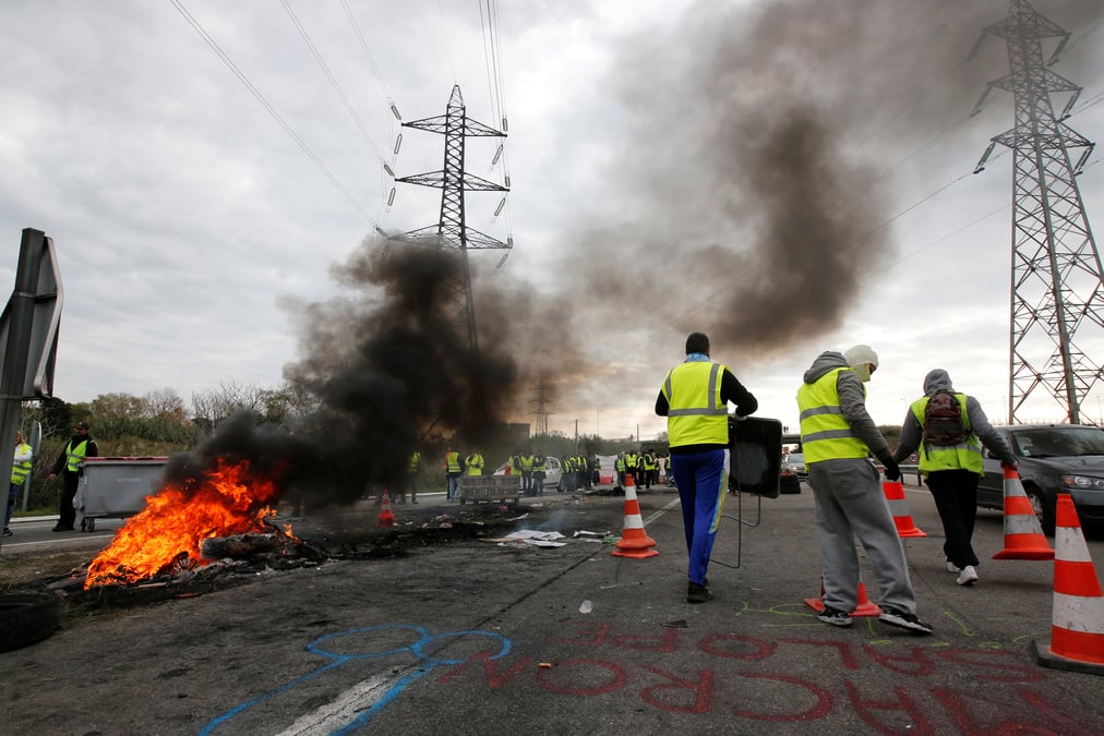 Reporters sans frontieres appelle les "gilets jaunes" a la retenue