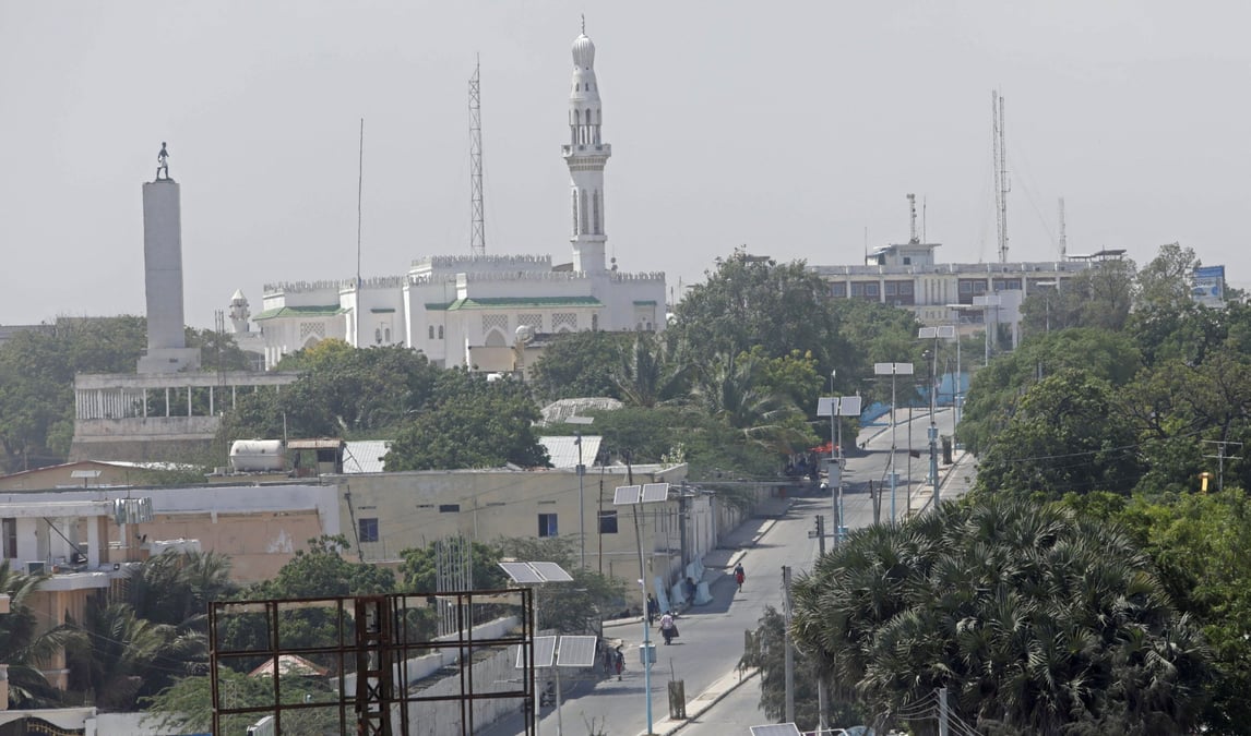 Photo d'archives d'une rue deserte devant le palais presidentiel a mogadiscio, en somalie