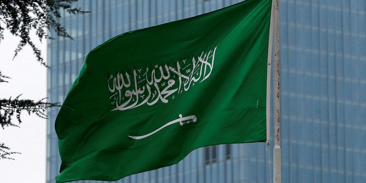 Un drapeau saoudien flotte au-dessus du consulat d'arabie saoudite a istanbul