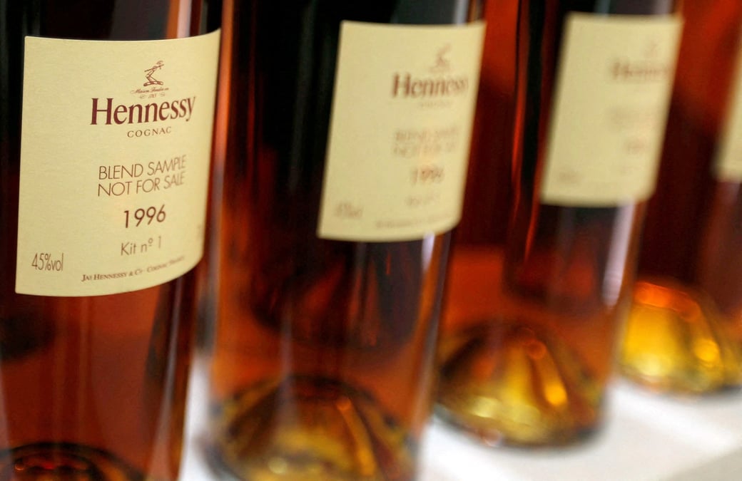 Des bouteilles de cognac sont stockees a l'usine hennessy a cognac