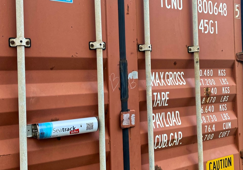 SeatrackBox propose un boîtier permettant de tracer un conteneur tombé à l’eau. Le système peut en donner la localisation exacte, en flottaison, à mi-eau ou coulé.