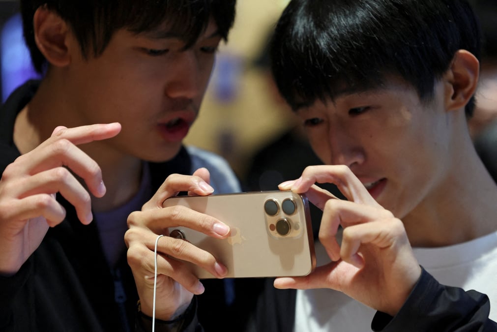 La hausse des coûts de fabrication des iPhone à la suite des droits de douane était estimée entre 40 et 50 %, avec certains modèles pouvant atteindre jusqu’à 3 500 dollars aux États-Unis.