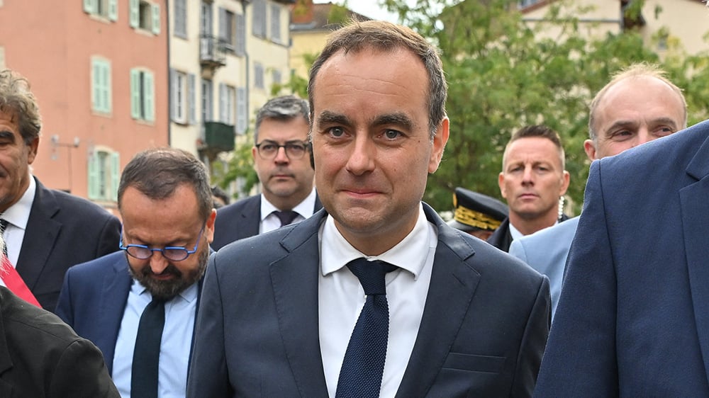Sébastien Lecornu, aux côtés d'autres figures dominantes de la politique française.