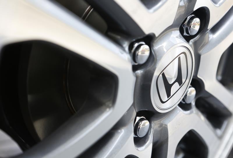 Honda dévoile une voiture à hydrogène, se dit optimiste à terme