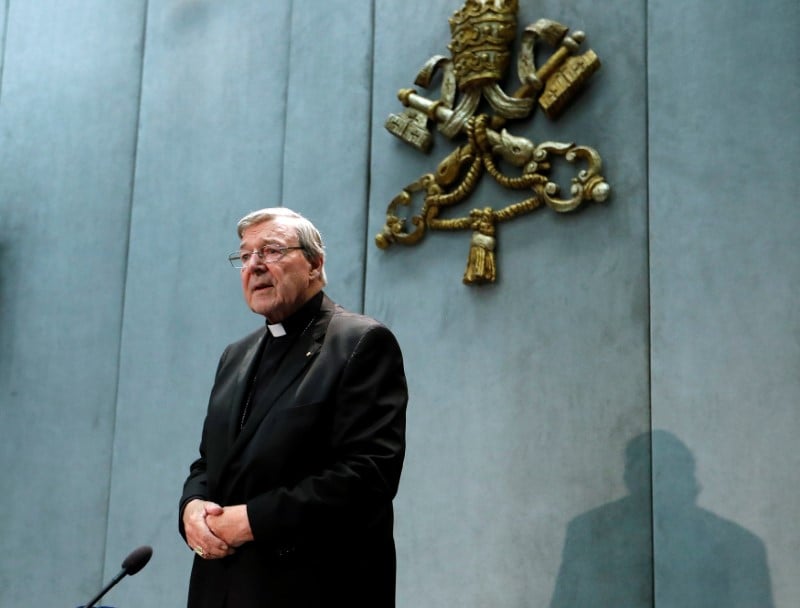 Le cardinal pell, inculpe d'abus sexuels, en route vers l'australie