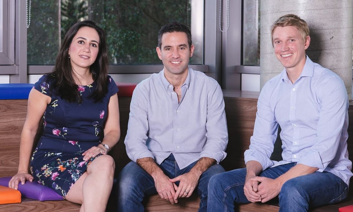 L'équipe de cofondateurs de Nubank est multiculturelle : la Brésilienne, Cristina Junqueira, directrice du développement commercial, le directeur général, David Vélez, Colombien et l'Américain, Edward Wible, directeur de la technologie.