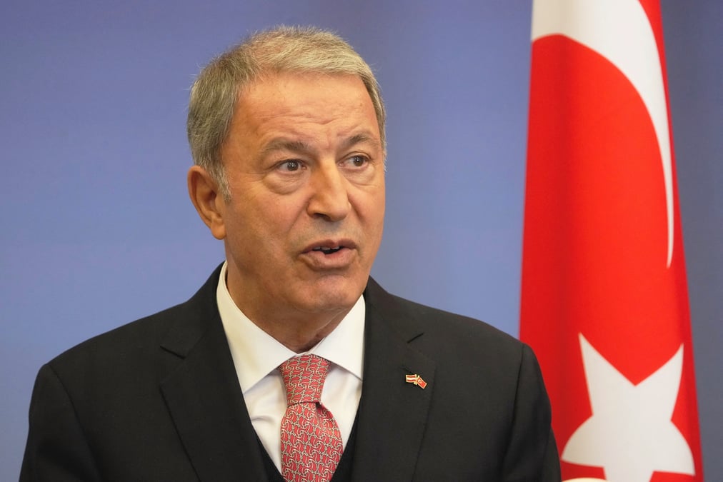 Le ministre turc de la defense hulusi akar lors d'une conference de presse a riga