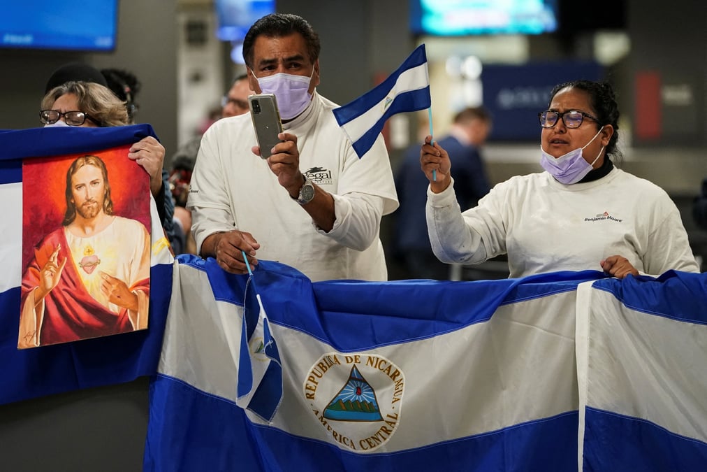 Des prisonniers politiques du nicaragua arrivent pres de l'aeroport international de dulles en virginie