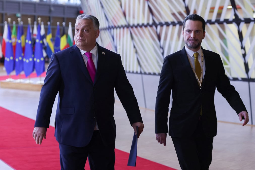Le premier ministre hongrois viktor orban (a gauche) lors d'un sommet des dirigeants de l'union europeenne