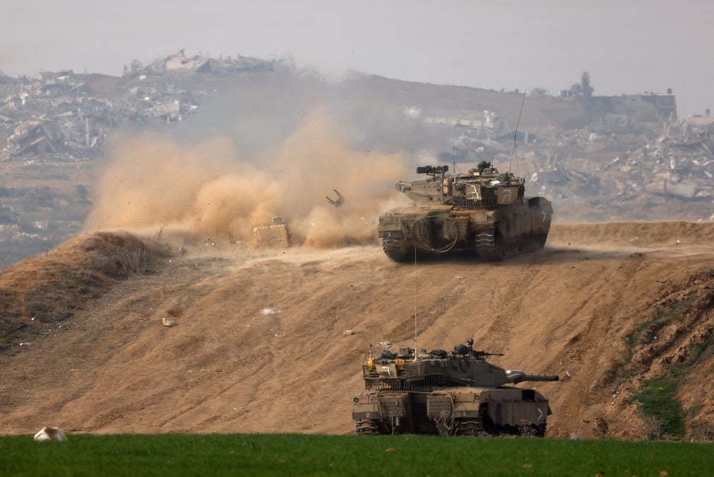Un tank israelien tire en direction de gaza