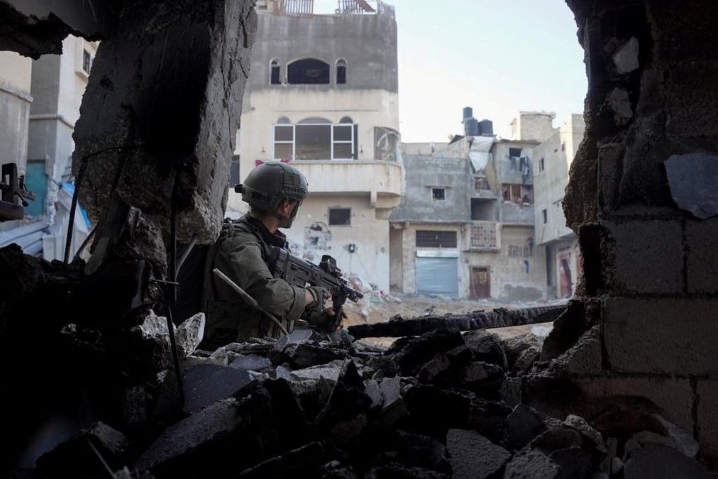 Un soldat israelien tient son arme a khan younis, dans la bande de gaza