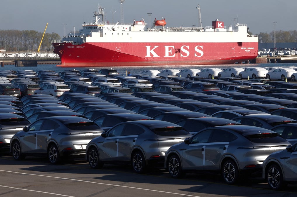 De nouveaux vehicules electriques de la societe xpeng, construits en chine, sont vus stationnes dans le port de zeebrugge