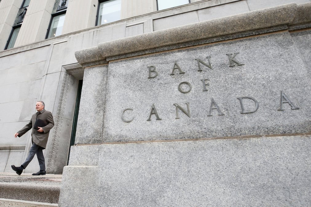 La banque du canada prolonge le statu quo, reduit ses previsions