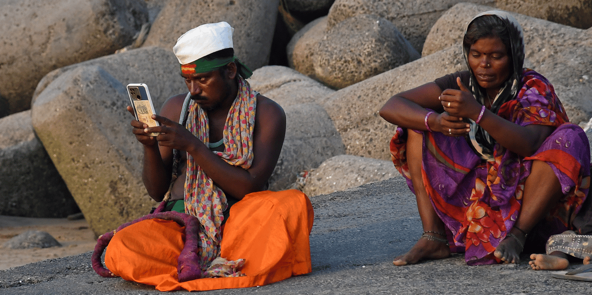 Des utilisateurs de smartphones à Bombay, le 4 janvier 2023.