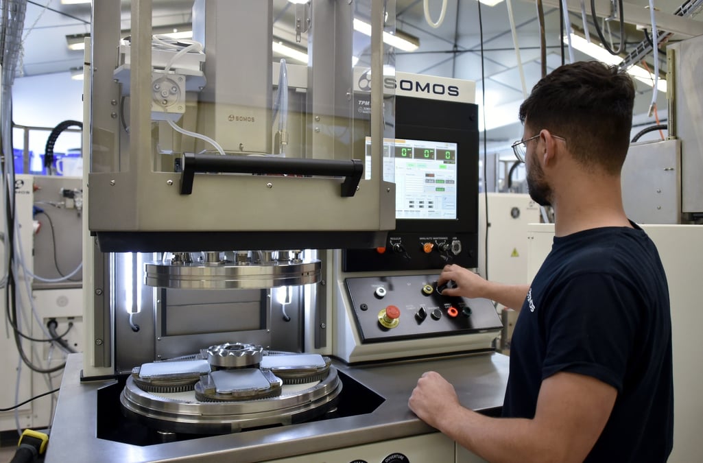 Somos fabrique des machines qui permettent de réaliser des surfaces de très haute précision.